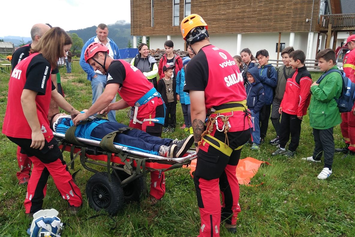 FOTO Concursuri culinare, de fotografie și demonstrații ale salvamontiștilor, pompierilor și jandarmilor, la Ziua Parcului Național Călimani
