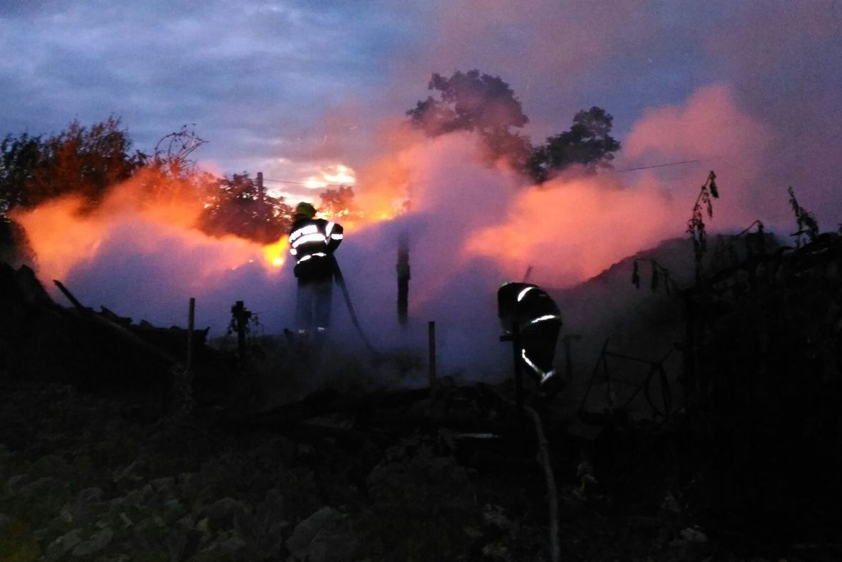 Autospecială de pompieri răsturnată în timpul unei intervenții, după ce drumul s-a surpat din cauza ploilor FOTO
