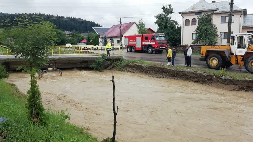 Cinci familii din Slatina și Broșteni afectate de inundații vor primi ajutor financiar de la Guvern