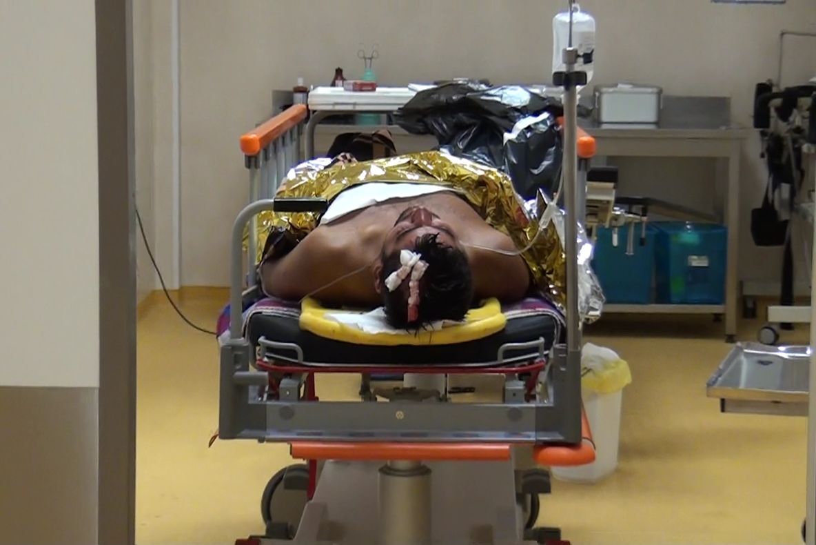 Indivizii care au desfigurat în bătaie și călcat cu tractorul un tânăr au fost reținuți