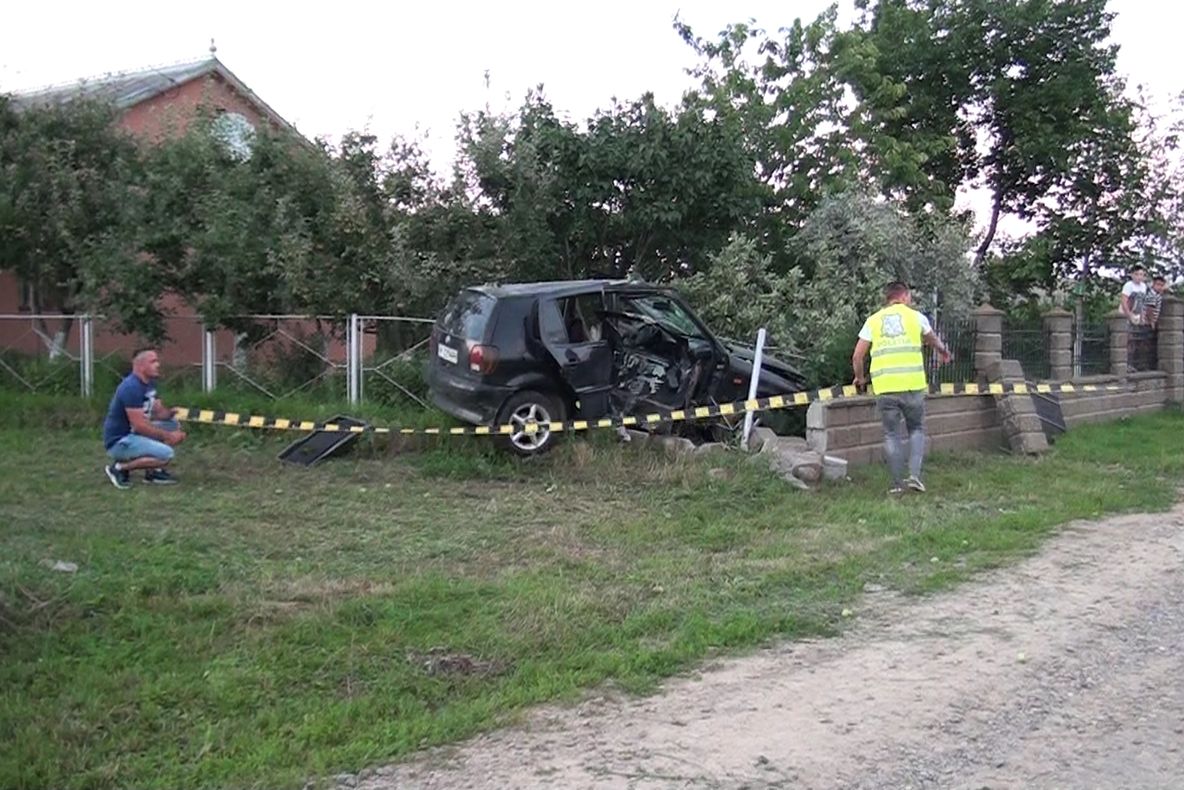 Două persoane au fost grav rănite după ce un tânăr s-a urcat fără permis la volan VIDEO