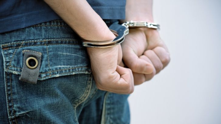 Un individ a intrat peste o bătrână și a încercat să o violeze. De beat ce era, acesta a adormit în locuința victimei