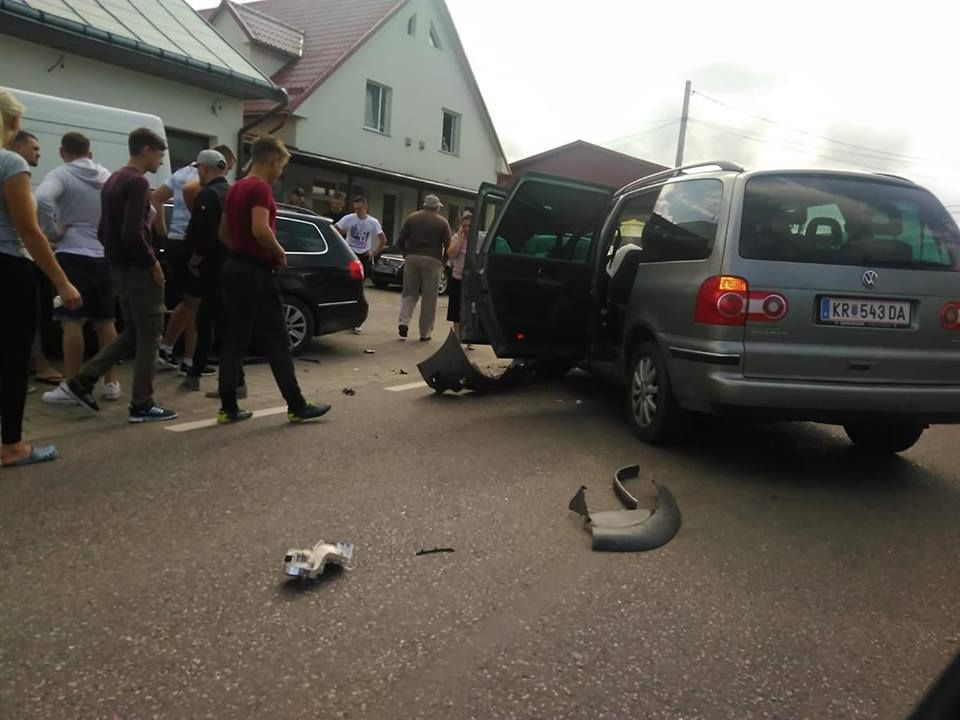 Două autoturisme au intrat în coliziune la Vicovu de Sus. O persoană a fost rănită FOTO