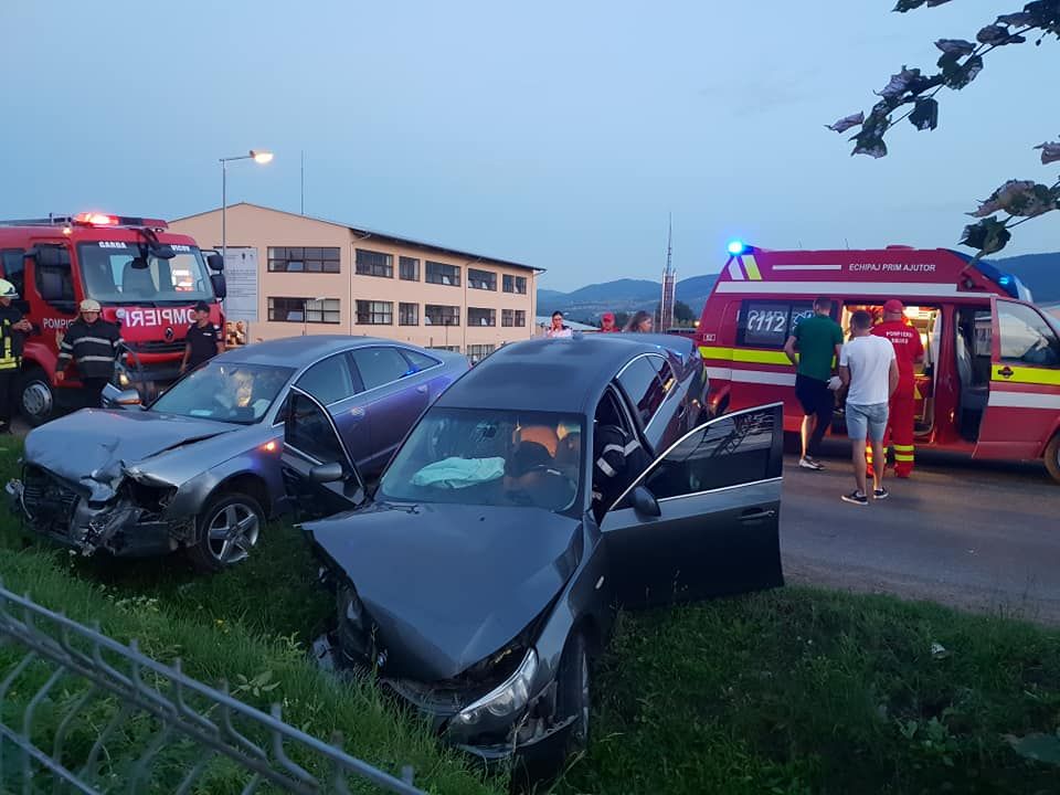 FOTO.Coliziune între două autoturisme, la Vicovu de Sus