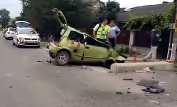 Un șofer mort de beat s-a oprit cu mașina direct într-un stâlp