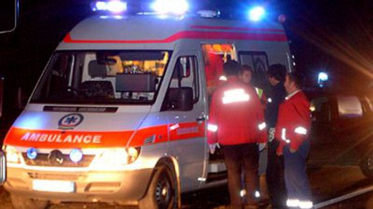 O șoferiță a intrat cu mașina într-un copac. O persoană a fost rănită