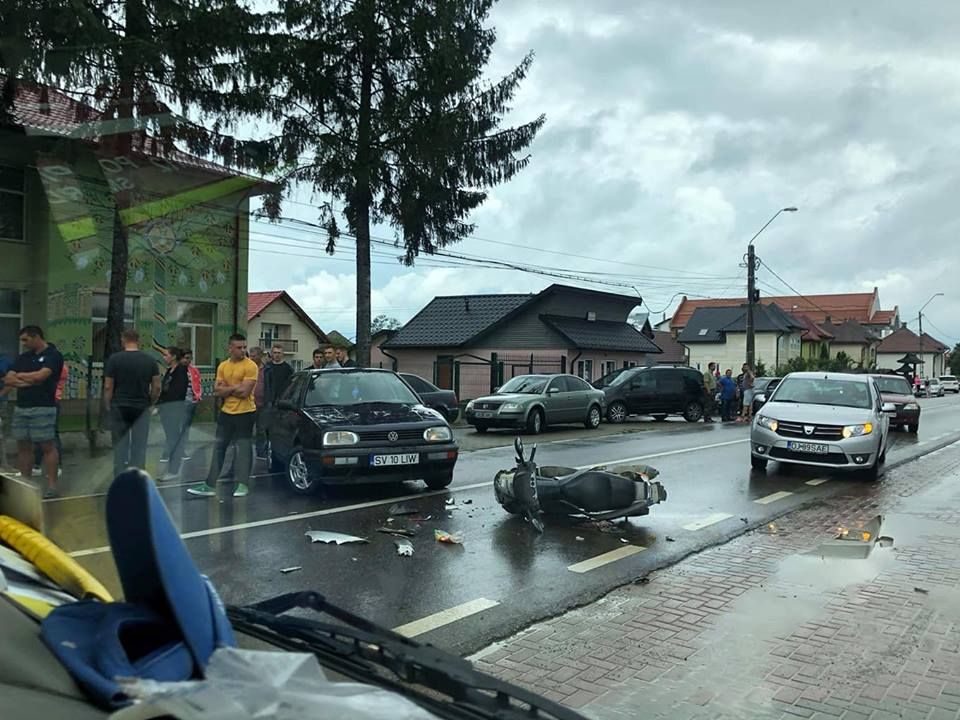 Accident la Vicovu de Sus. Un tânăr pe motoscuter a fost lovit de o mașină FOTO
