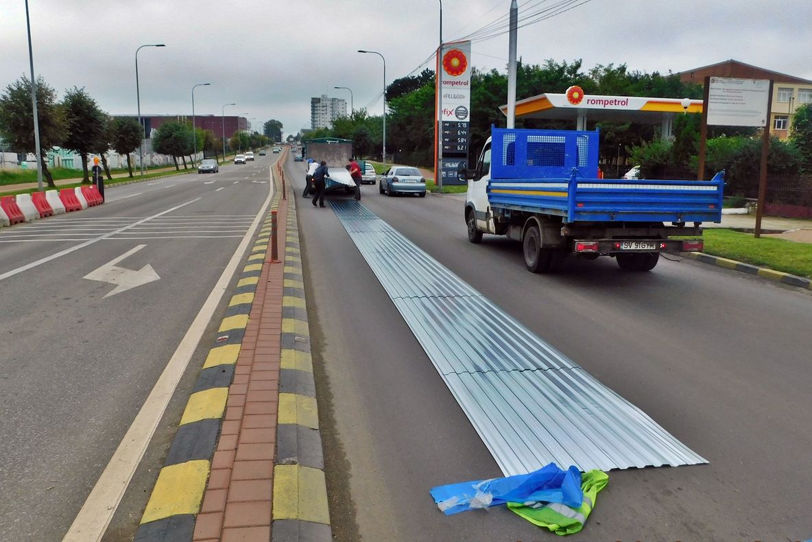 Bulevard blocat de coli de tablă căzute dintr-o camionetă. Șoferul a fost amendat