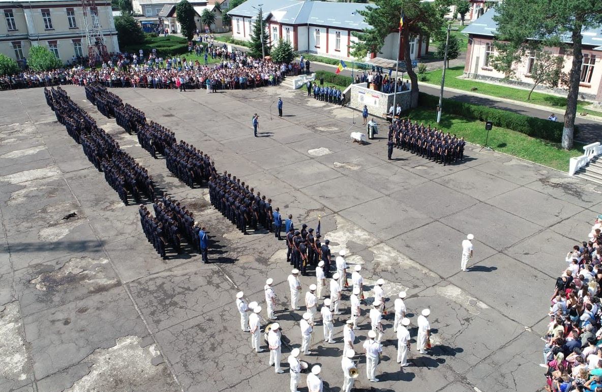 FOTO Absolvenții școlii de jandarmi Fălticeni și-au primit gradele militare