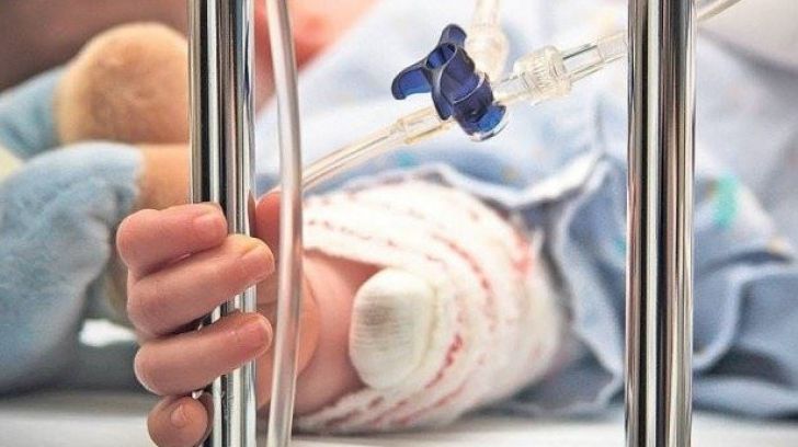 Un copil de patru ani a ajuns la spital după ce o poartă metalică a căzut peste el