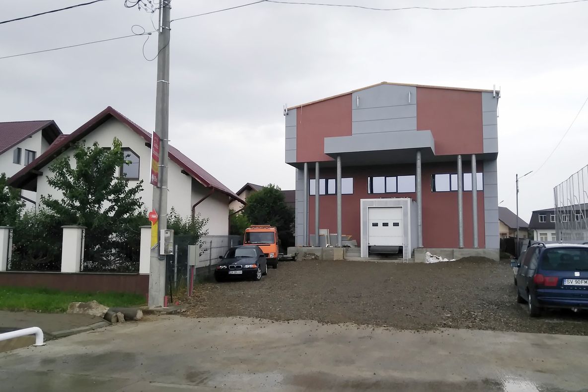 Depozit construit ilegal într-o zonă rezidențială, reclamat de vecinii terorizați de zgomotul provocat de camioane și instalații frigorifice