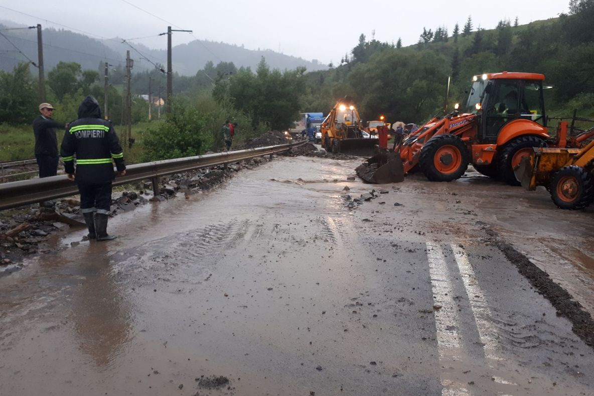 FOTO VIDEO DN 17, între Ardeal și Moldova, blocat din cauza inundațiilor