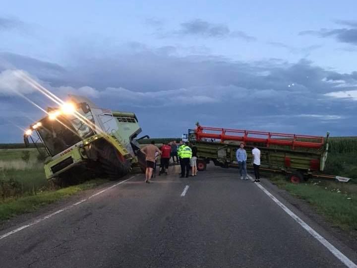 Trafic blocat pe DN 2, la intersecția cu localitatea Calafindești, după ce un utilaj agricol a ajuns de-a curmezișul pe șosea FOTO