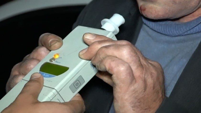 Un șofer s-a urcat la volan cu o alcoolemie de 2,7 și a lovit o țeavă de aerisire pentru gazul metan