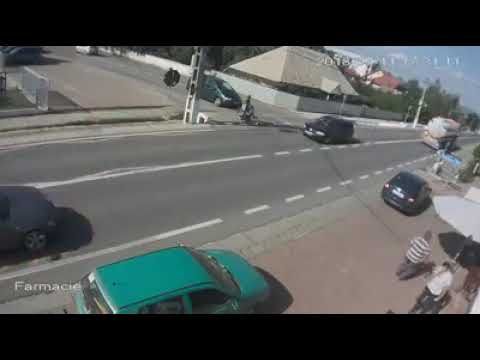 VIDEO Accident stupid pe DN29. Biciclist lovit inexplicabil de un șofer neatent