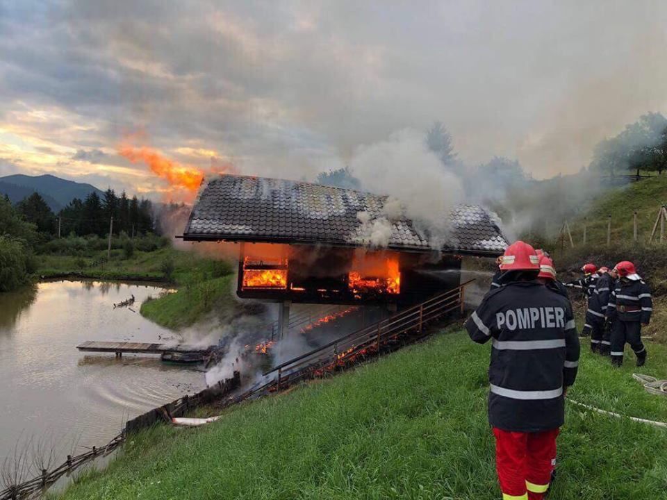 O casă de vacanță din Prisaca Dornei a fost distrusă de un incendiu FOTO