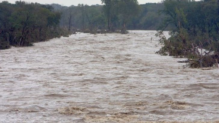 Se efectuează manevre de deversare. Populația este rugată să evite activitățile pe malurile și în albiile cursurilor de apă