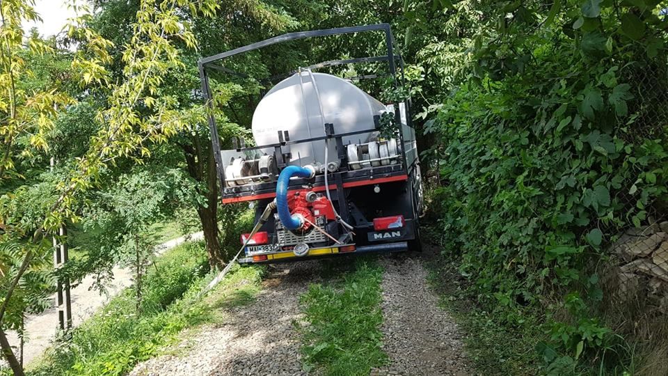 O autospecială de pompieri a fost la un pas să se răstoarne într-o râpă,  în timpul unei intervenții  FOTO