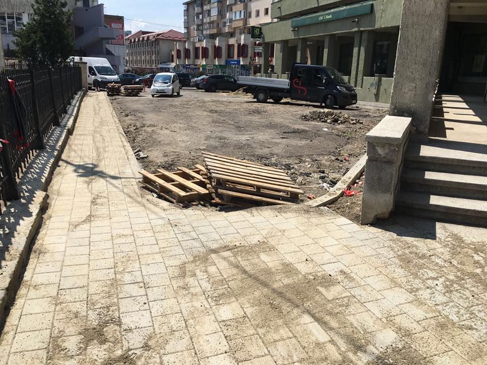 Se lucrează la reabilitarea trotuarelor, aleilor de acces și la crearea de noi parcări pe strada Curtea Domnească FOTO