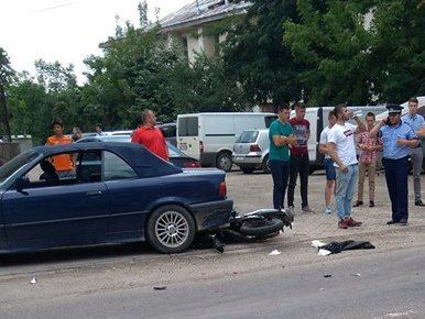 Marginea. Tânăr rănit după ce a intrat cu motocicleta într-o mașină FOTO