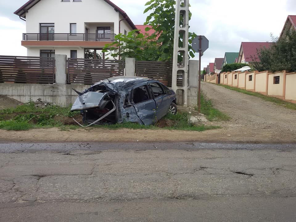Foto. Un autoturism a intrat pe contrasens și a lovit un cap tractor