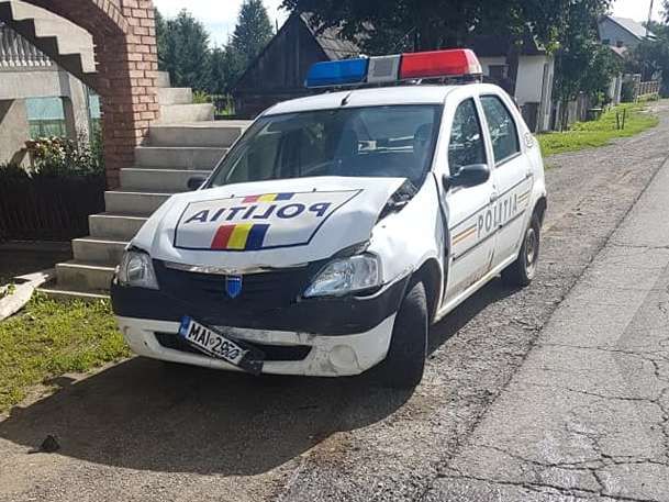FOTO. O autospecială de poliție a fost avariată de o șoferiță neatentă