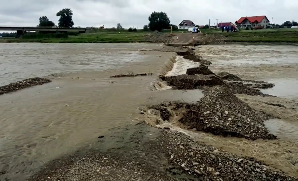 VIDEO Podul provizoriu de la Milișăuți, rupt de ape după doar cinci zile de la deschidere