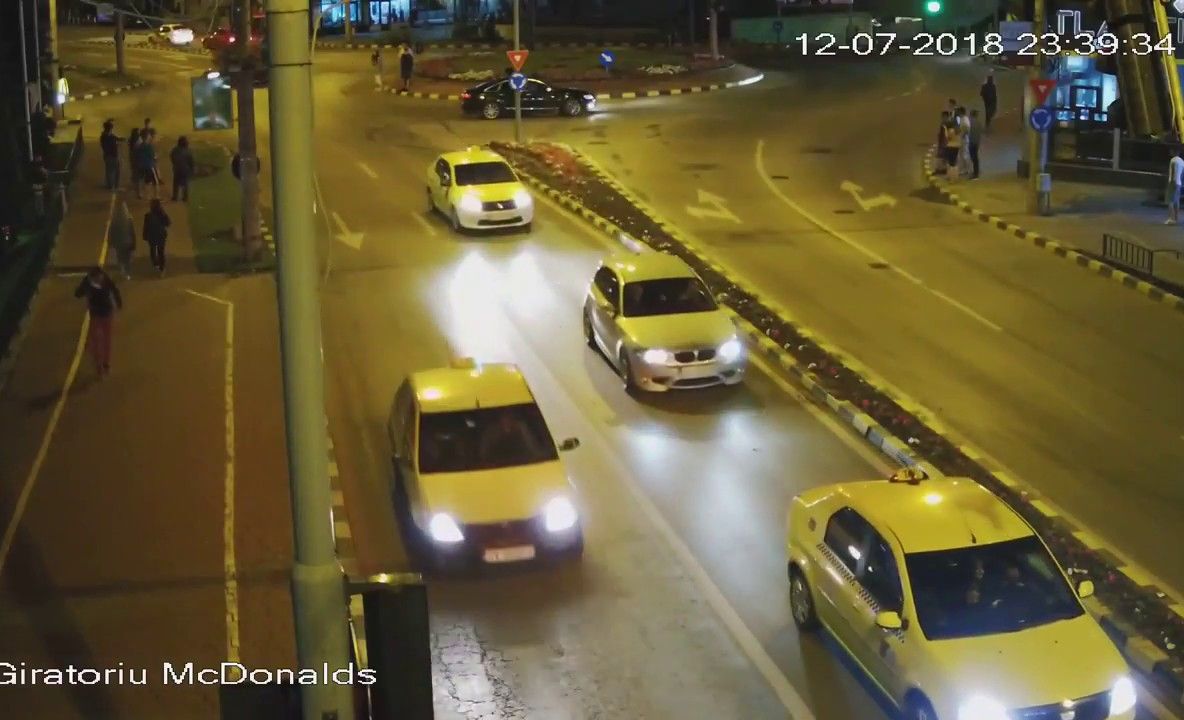 VIDEO Accident spectaculos în centrul Sucevei. Șoferul și pasagerul fug abandonând mașina