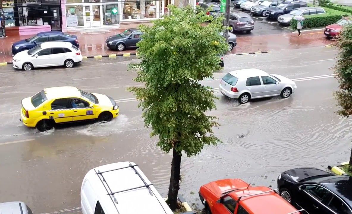 VIDEO Bulevardul George Enescu inundat după o ploaie torențială