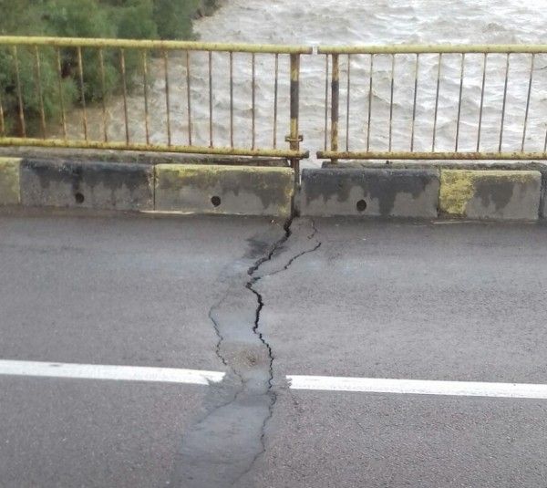 Trafic oprit pe DN 2H după ce au apărut fisuri în podul de la Milișăuți FOTO
