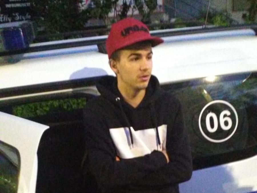 Patru indivizi au fost surprinși de polițiști în timp ce vandalizau mașinile de pe bulevardul George Enescu FOTO