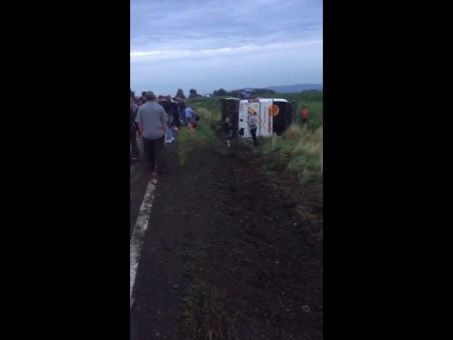VIDEO Accident grav la Suceava. Un autocar cu 50 de turiști din Belarus s-a răsturnat. A fost activat Planul Roșu de Intervenție