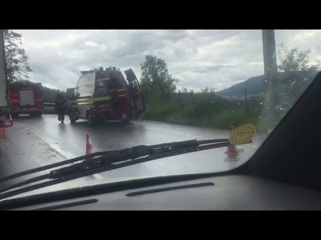 VIDEO Accident cu trei mașini pe DN 17, la Vama. Două persoane au fost rănite