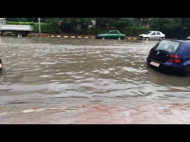 FOTO VIDEO Străzi inundate, miercuri seară, într-un cartier din Suceava