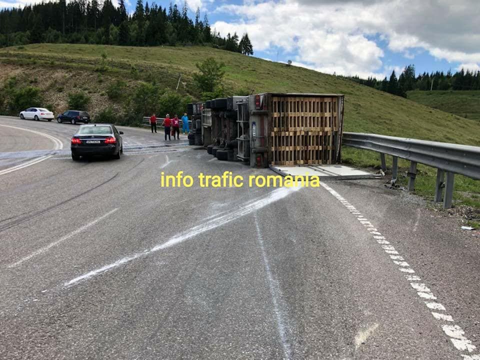 Un TIR s-a răsturnat pe DN 17, în Pasul Mestecaniș. Autotrenul a luat foc FOTO