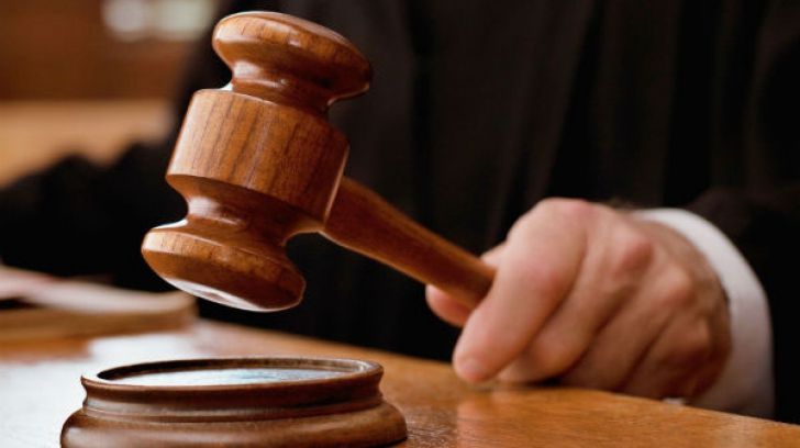 Suceveancă trimisă în judecată după ce a primit șpagă 3.000 de euro pentru a angaja o femeie și pe fiica acesteia în Poliția Municipiului Suceava