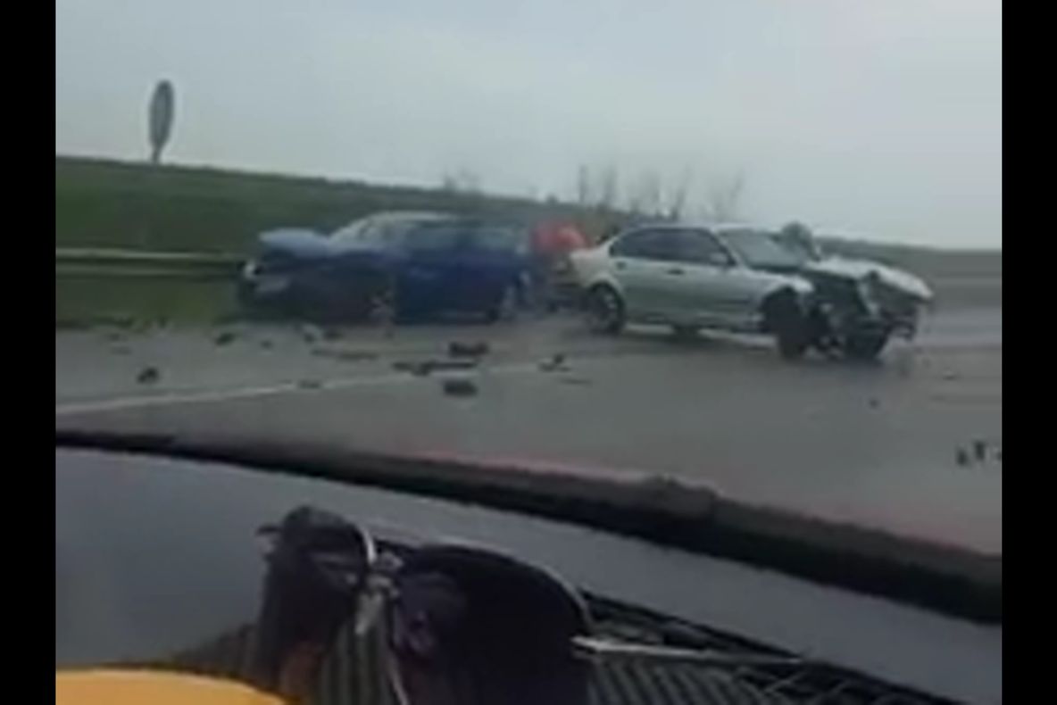 Accident rutier cu două victime, după ce o mașină a intrat pe contrasens FOTO