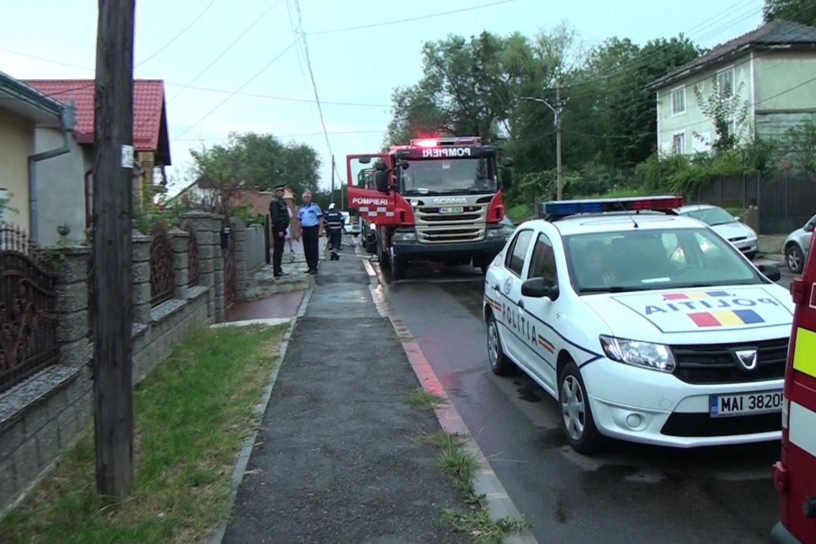 Incendiu la o casă din municipiul Suceava. O bătrână a fost intoxicată cu fum FOTO