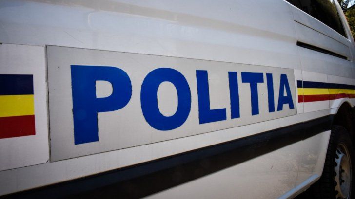 Un șofer mort de beat a intrat cu mașina într-un stâlp