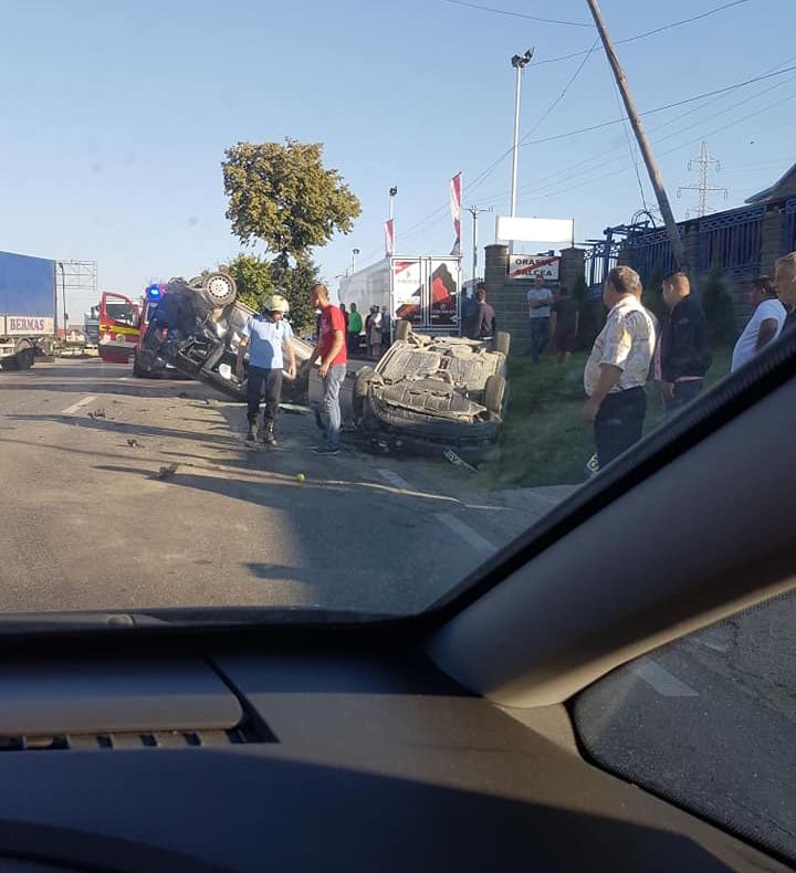 Accident rutier cu patru victime la ieșire din municipiul Suceava. Două autovehicule s-au răsturnat FOTO