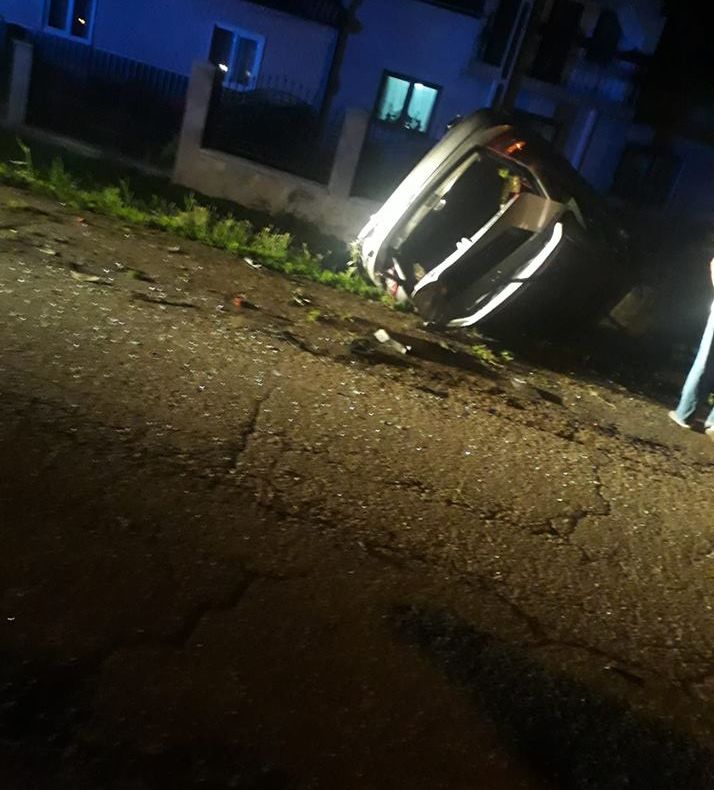 O femeie și doi copii, de trei și cinci ani, accidentați de un șofer băut FOTO