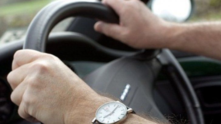 Un tânăr s-a urcat mort de beat la volan și a distrus o mașină și un gard