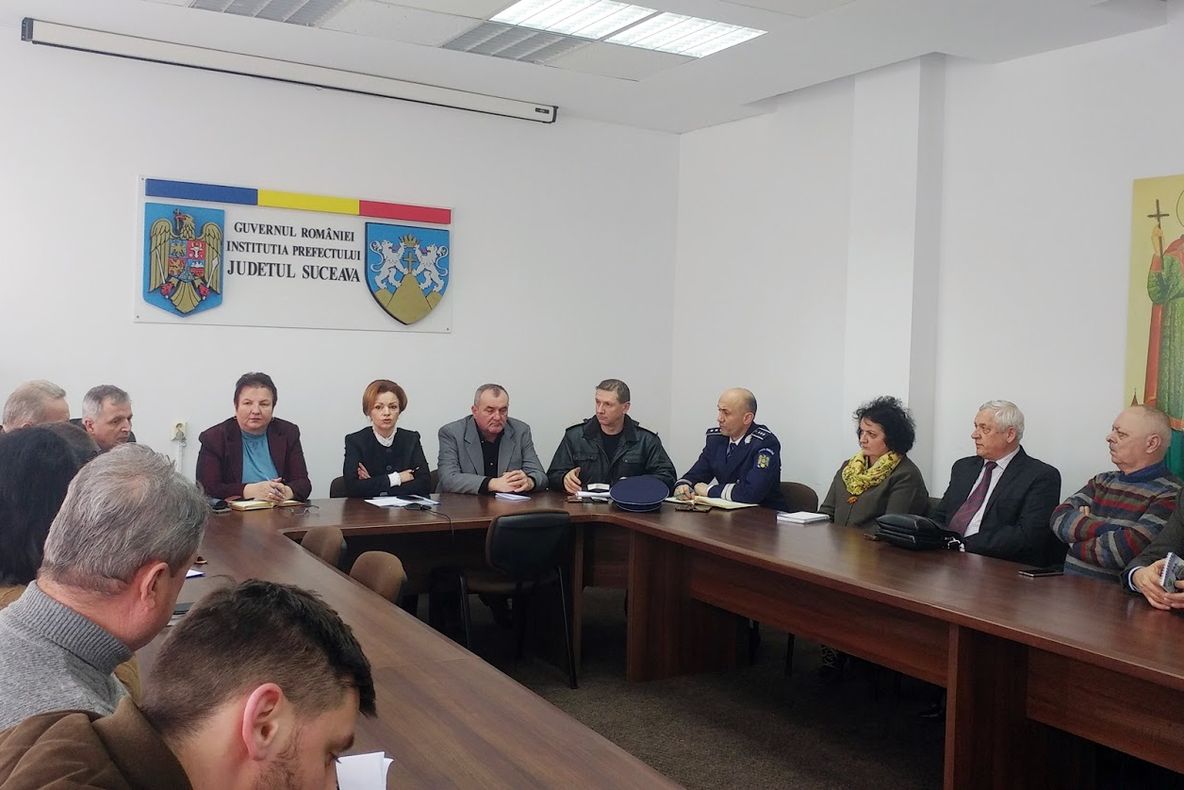 Pesta porcină și pagubele inundațiilor, subiecte de ședință extraordinară la Prefectură