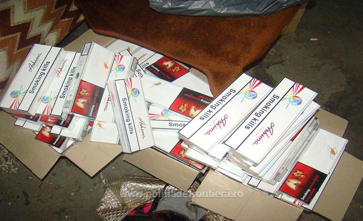 Țigări de contrabandă găsite ascunse în cutii de suc, în Vama Siret