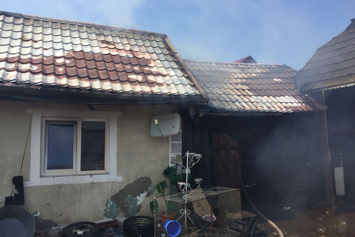 Incendiu de proporții în satul Vuliva. Mai multe gospodării au fost cuprinse de flăcări FOTO