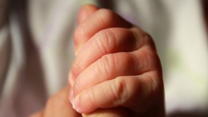 O fetiță de un an și opt luni a ajuns cu arsuri la spital, după ce s-a opărit cu apă fierbinte