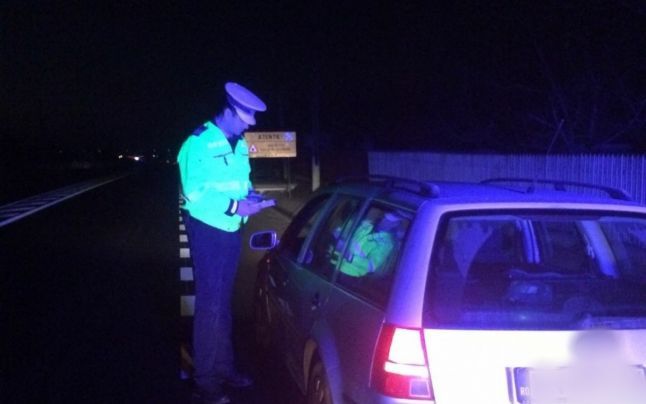 Adolescent de 16 ani din Iaslovăț, prins la volanul unui autoturism