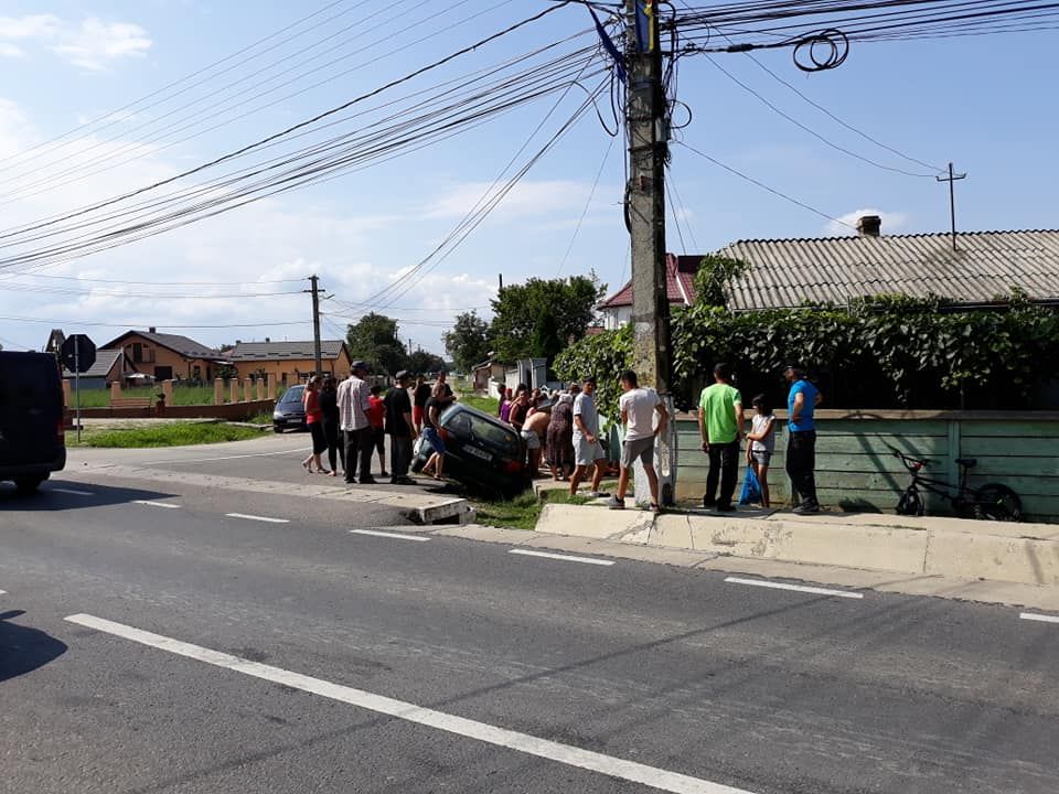 Femeie, lovită în plin de o mașină FOTO