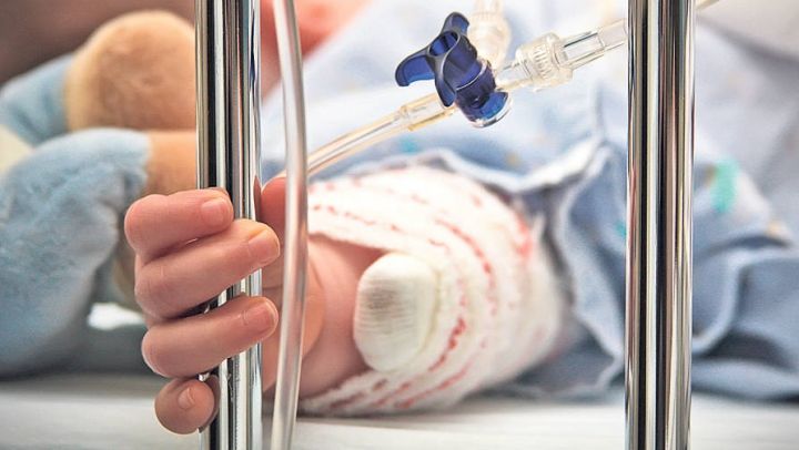 Fetiță de doi ani la spital după ce a băut diluant