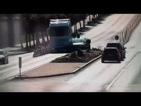 VIDEO Accident dramatic în Suceava. Un TIR trece pe roșu și se izbește în patru mașini